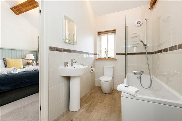 Swallow Cottage family bathroom